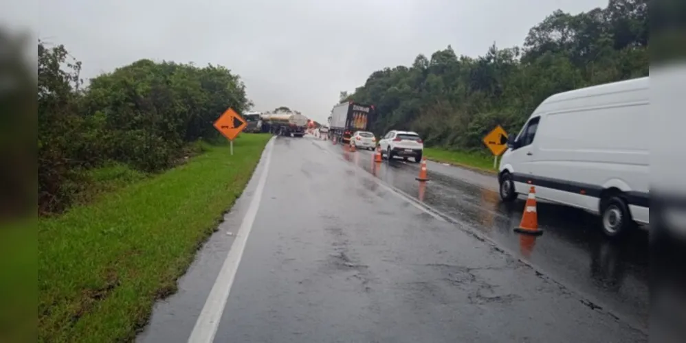 Rodovia chegou a ser parcialmente liberada em alguns momentos na tarde de ontem