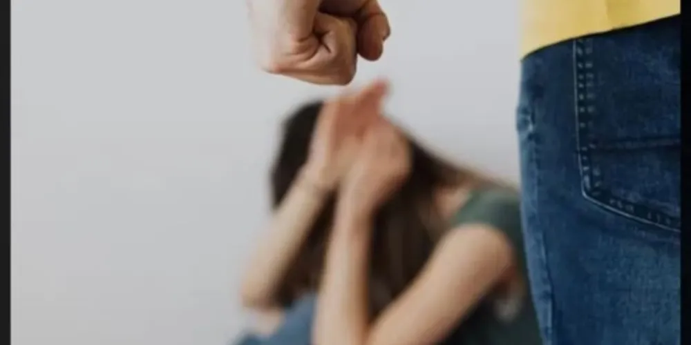 Ele teria cometido agressões, injúrias e ameaças contra a vítima