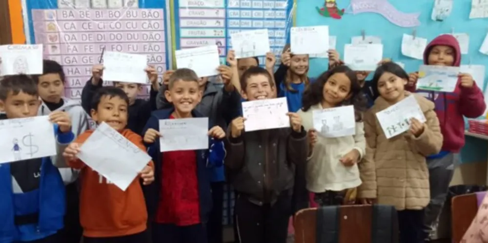 Os alunos anotaram uma série de termos e expressões locais e buscaram entender seu significado e uso no dia a dia