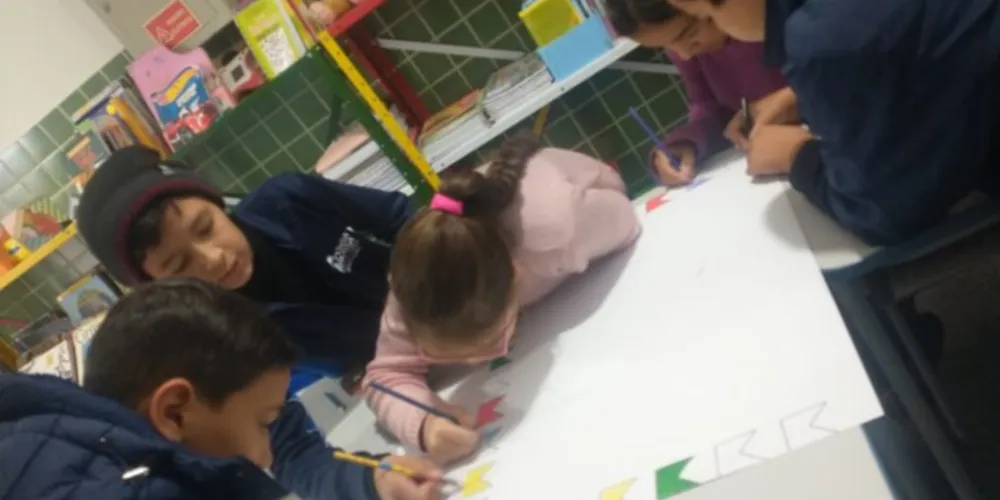 Os alunos elaboraram cartazes e ajudaram nos preparativos do ambiente escolar