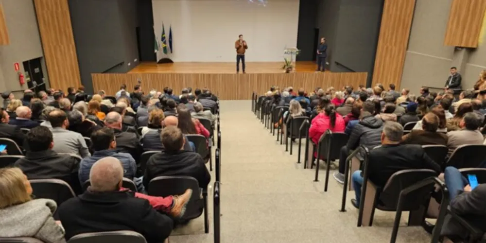 A fala do parlamentar Luiz Philippe de Orleans e Bragança  ocorreu no auditório da Casa do Empresário e contou com a prefeita Elizabeth Schmidt na plateia, além de lideranças políticas e empresariais da cidade