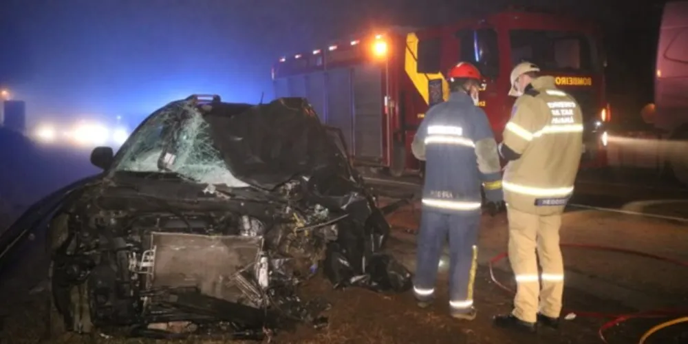 condutor do Hyundai faleceu no local e estava encarcerado no veículo. Membros do Corpo de Bombeiros (Siate) e do Samu estiveram no local