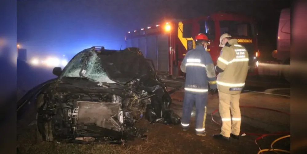 condutor do Hyundai faleceu no local e estava encarcerado no veículo. Membros do Corpo de Bombeiros (Siate) e do Samu estiveram no local