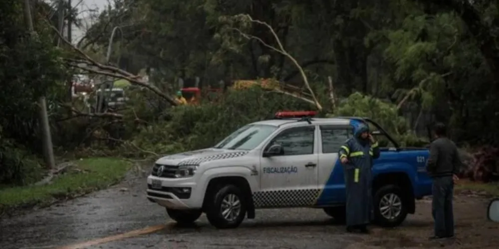 Temporais com ventos de mais de 100km/h atingiram cidades gaúchas e catarinenses. Três pessoas morreram e 12 estão desaparecidas