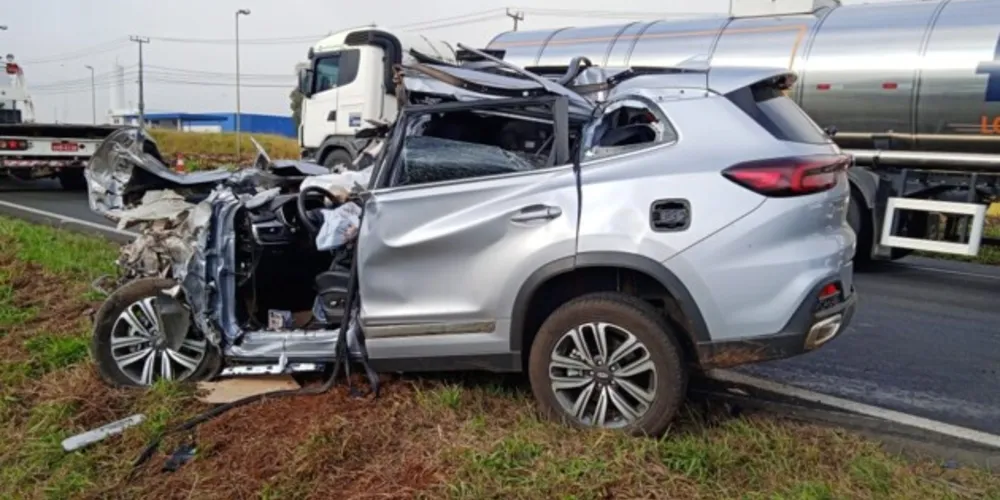 Veículo ficou bastante destruído após a colisão