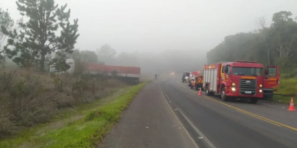 Após a colisão, veículos saíram da pista
