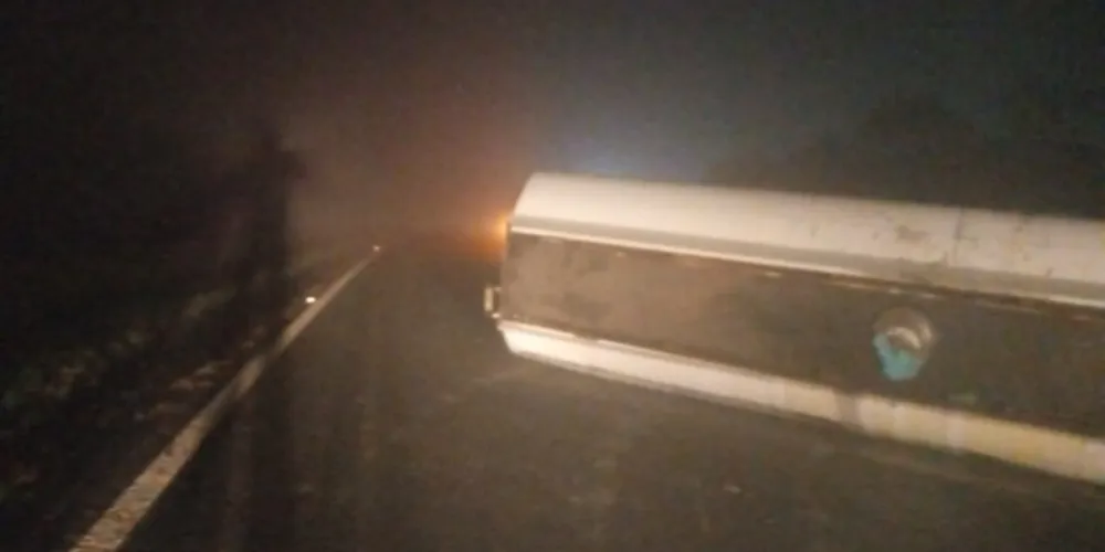 Carga ficou 'atravessada' na pista