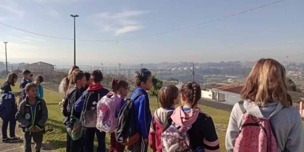 Os alunos realizaram um passeio nos arredores da escola e confeccionaram maquetes e cartazes