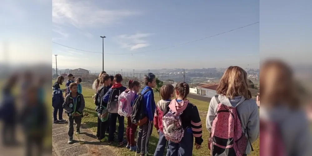 Os alunos realizaram um passeio nos arredores da escola e confeccionaram maquetes e cartazes