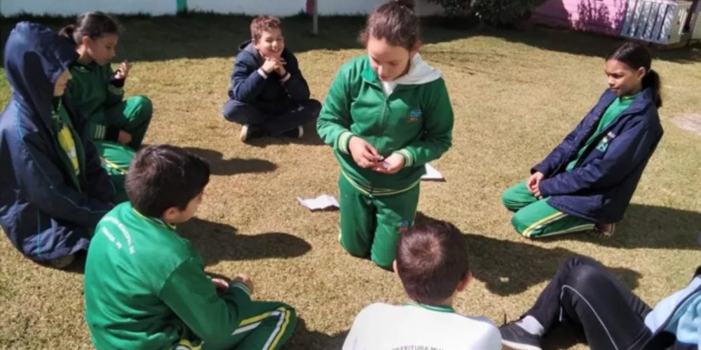 A atividade foi realizada ao ar livre e teve como intuito fixar os conteúdos trabalhados em sala de aula