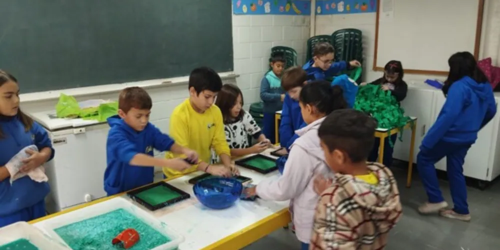 Os alunos participaram de oficinas de serigrafia, papel reciclado, papel marmorizado, informática, inglês, matemática, literatura, cartões, artes e culinária