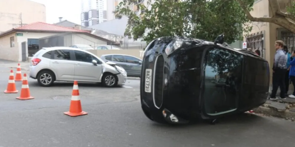 Colisão aconteceu no início da tarde desta quinta-feira (22), no cruzamento das vias Sete de Setembro e Júlio de Castilho