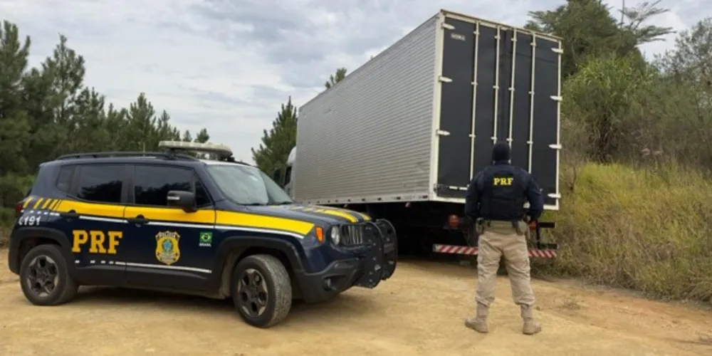 Após denúncia, caminhão foi encontrado por uma equipe da PRF, abandonado e sem placas