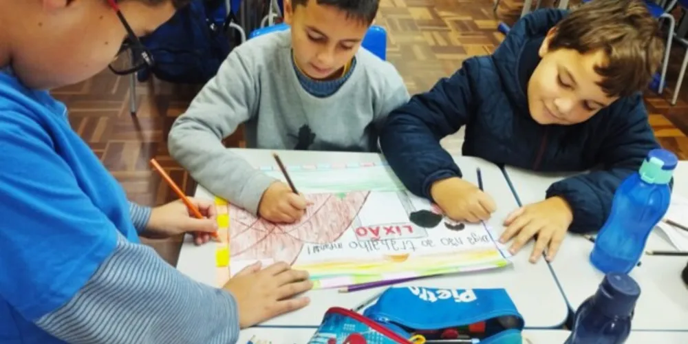 A turma confeccionou cartazes com o intuito de transmitir aos colegas da escola o aprendizado adquirido nas atividades