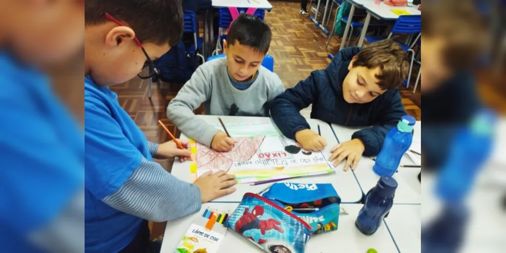 A turma confeccionou cartazes com o intuito de transmitir aos colegas da escola o aprendizado adquirido nas atividades