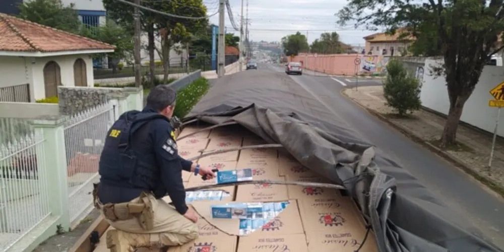 Carga e caminhão apreendidos foram conduzidos até a delegacia da Receita Federal em Ponta Grossa