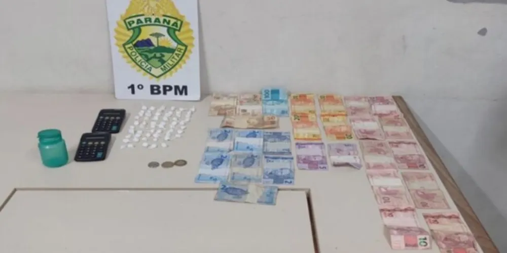 Com os envolvidos foram encontrados mais de 50 invólucros com drogas e notas diversas