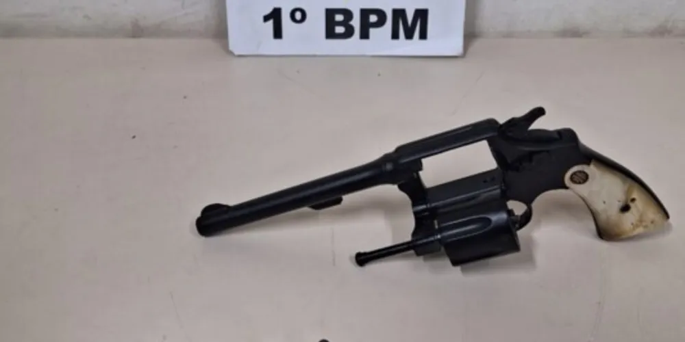 Arma foi encontrada municiada com o autor dos disparos