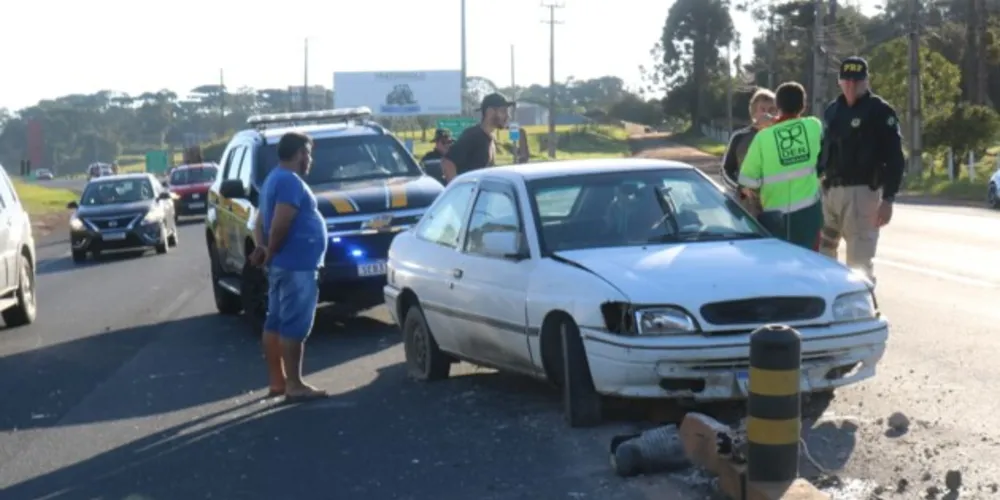 Ford Escort teve danos especialmente no assoalho e para-choque