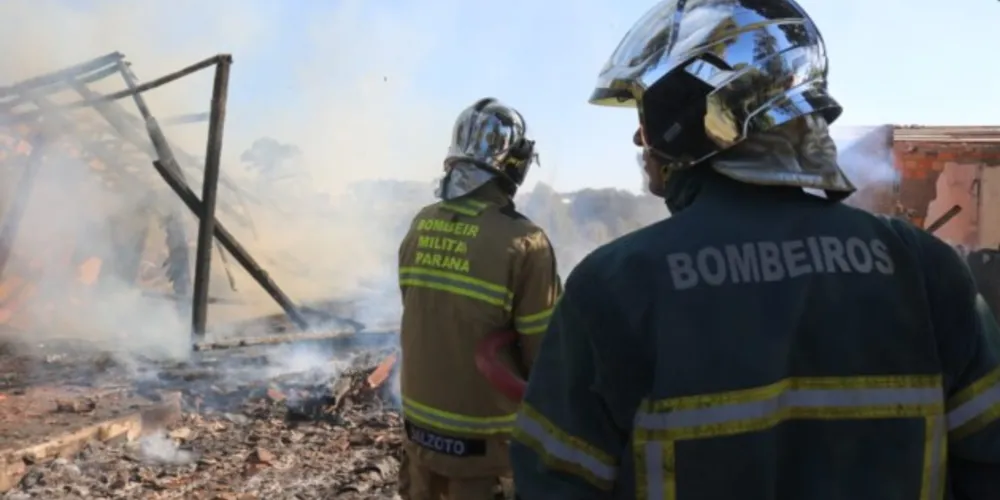 Incêndio ocorreu na tarde deste domingo (25), sem vítimas no local