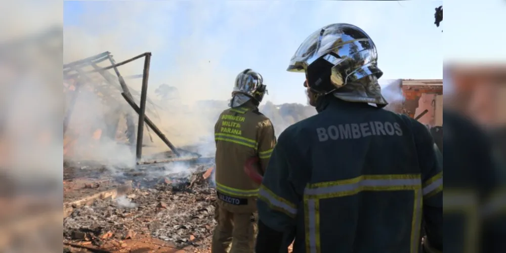 Incêndio ocorreu na tarde deste domingo (25), sem vítimas no local