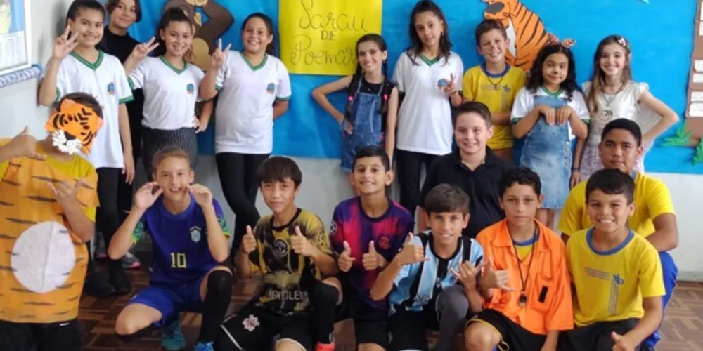 Durante as atividades os alunos tiveram total liberdade para escolher os poemas que mais lhe agradavam, tornando a dinâmica leve e descontraída