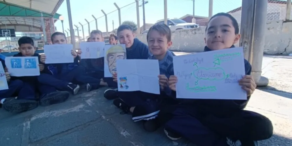 Os alunos confeccionaram cartazes e realizaram visitas as demais turmas da escola apresentando o tema e alertando sobre seus perigos