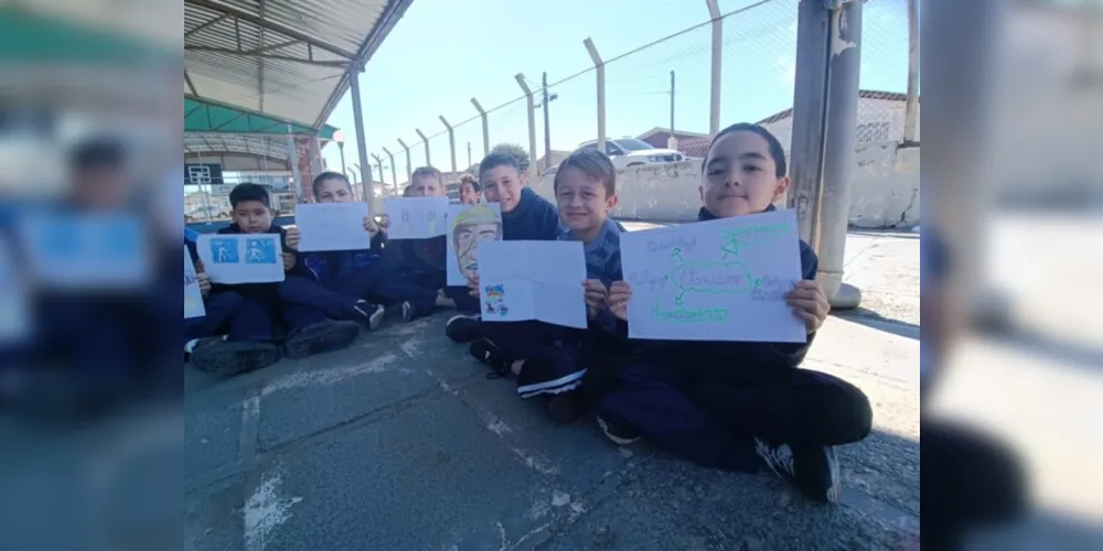 Os alunos confeccionaram cartazes e realizaram visitas as demais turmas da escola apresentando o tema e alertando sobre seus perigos