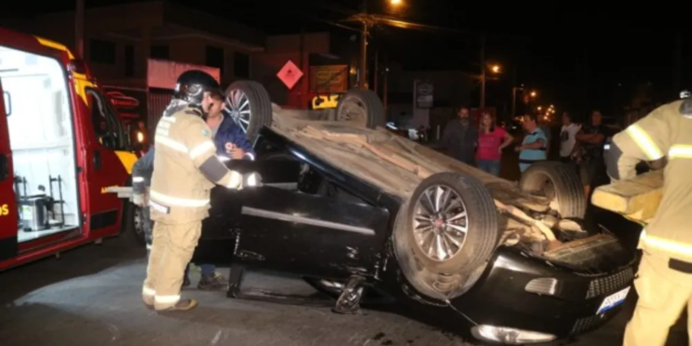 Acidente aconteceu na rua Afonso Celso na noite desta segunda-feira (26)