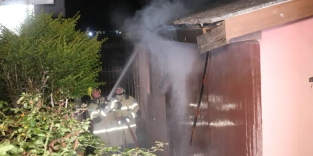 Incêndio ocorreu por volta das 23h30