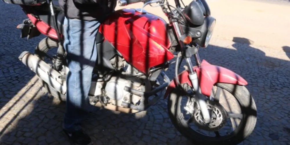 Motociclista fica ferido após bater contra um carro na Santa Mônica