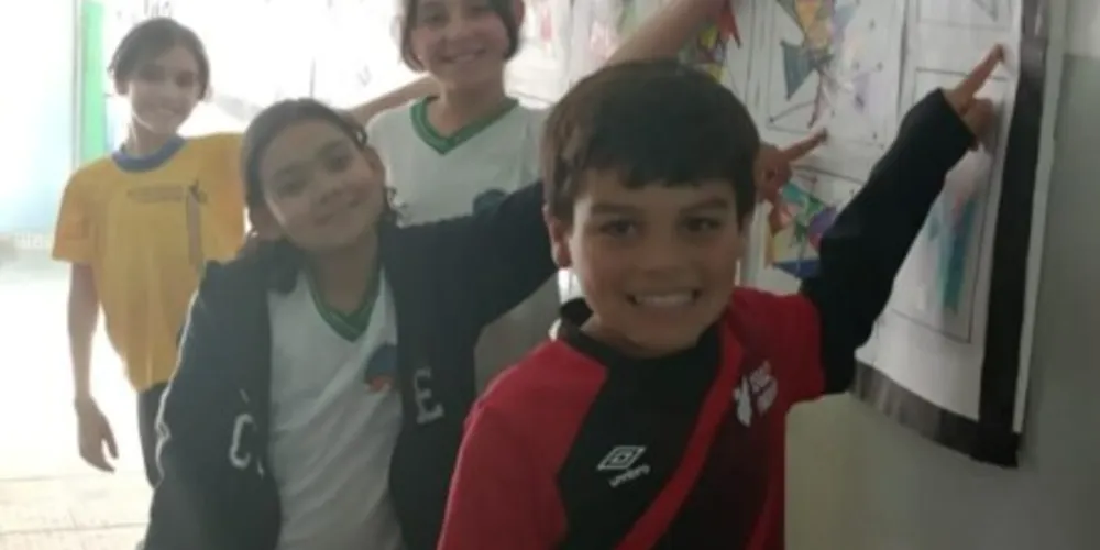 Após entenderem as características do movimento artístico, os alunos elaboraram suas próprias produções abstratas