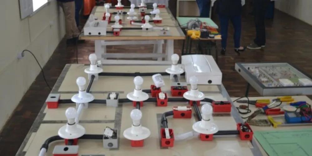 O curso de Auxiliar de Eletricidade Predial possui 160 horas de atividades e foi realizado entre 10 de abril e 29 de junho