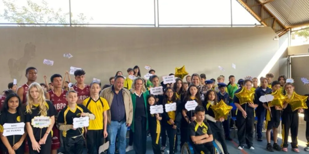 Parlamentar realizou a entrega de 2.731 tablets para toda a região dos Campos Gerais