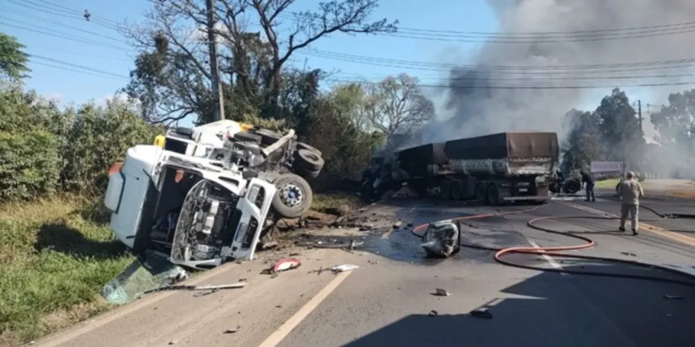 Acidente com caminhões na Souza Naves deixa quatro feridos
