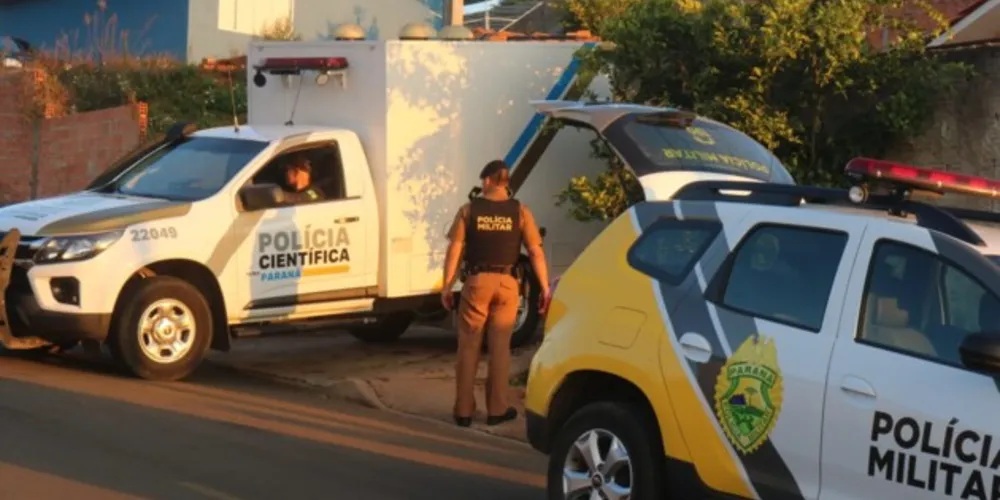 Equipes policias se revezam entre buscas aos suspeitos e no local do crime