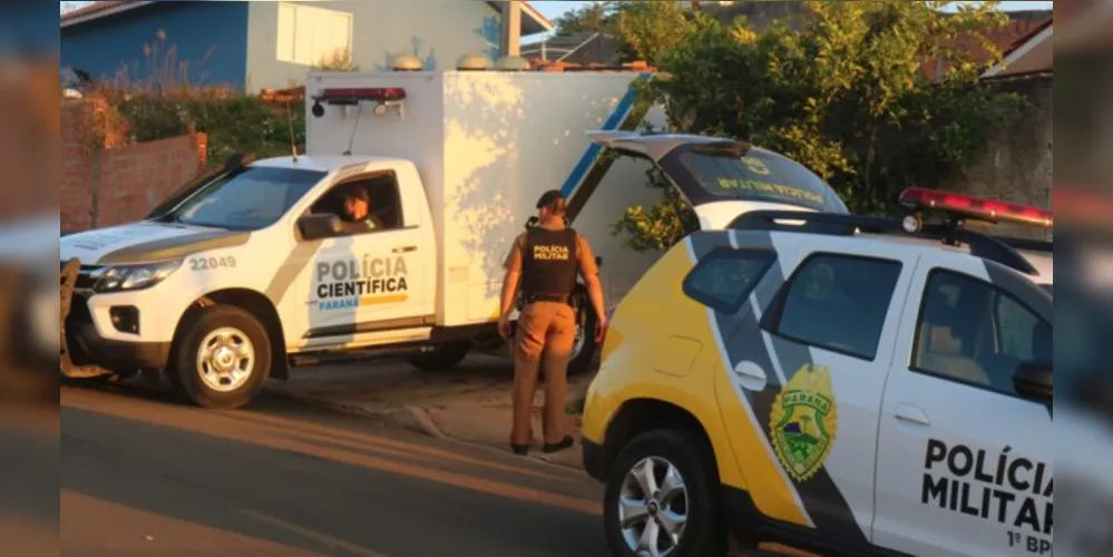 Equipes policias se revezam entre buscas aos suspeitos e no local do crime