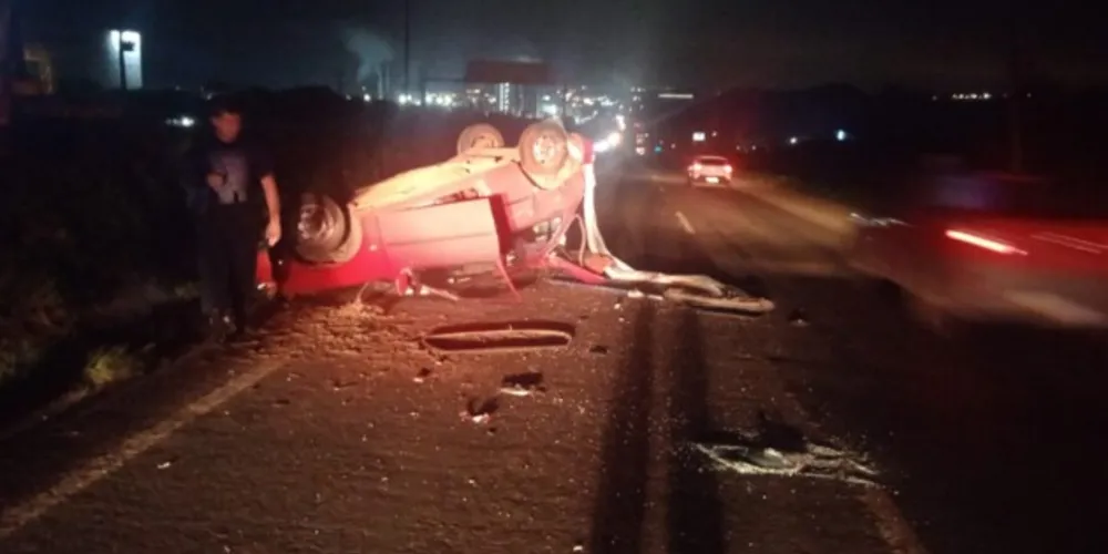 Ford Fiesta capotou após colidir com uma van no km 501