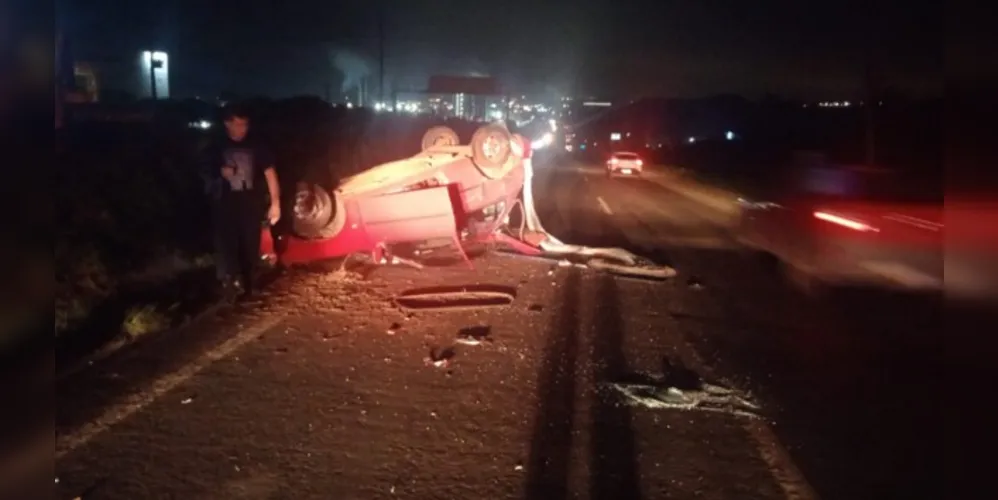 Ford Fiesta capotou após colidir com uma van no km 501