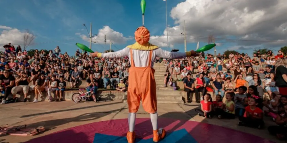 Palhaço Picolé e sua turma levam a magia do circo às praças de PG