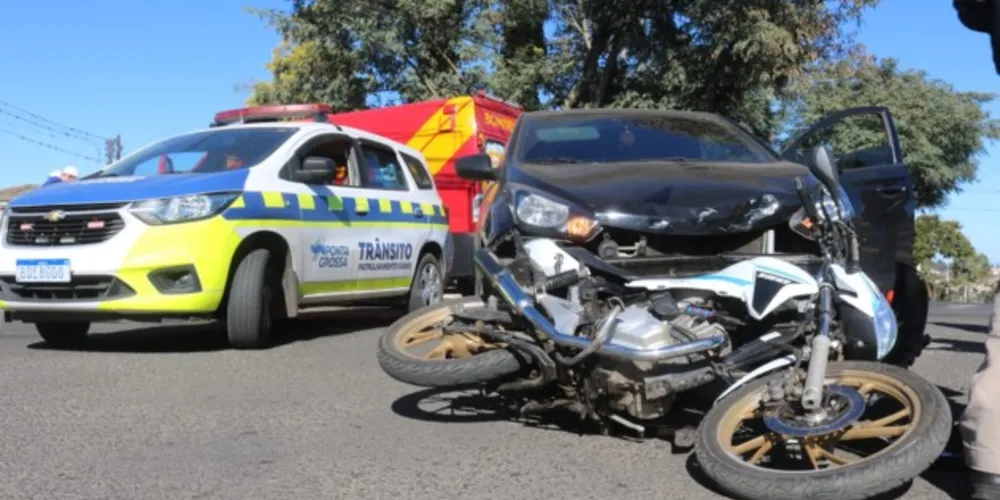 Rapaz que dirigia a moto foi socorrido por uma equipe do Corpo de Bombeiros (Siate) e levado até o Hospital Regional para exames