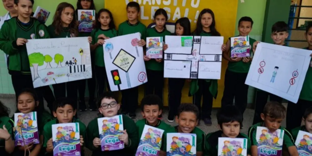 Confecção de cartazes leva importância de entendimento do assunto por todos