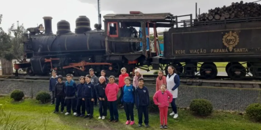 Como parte das atividades, os alunos realizaram visitas a pontos históricos e culturais de Ponta Grossa