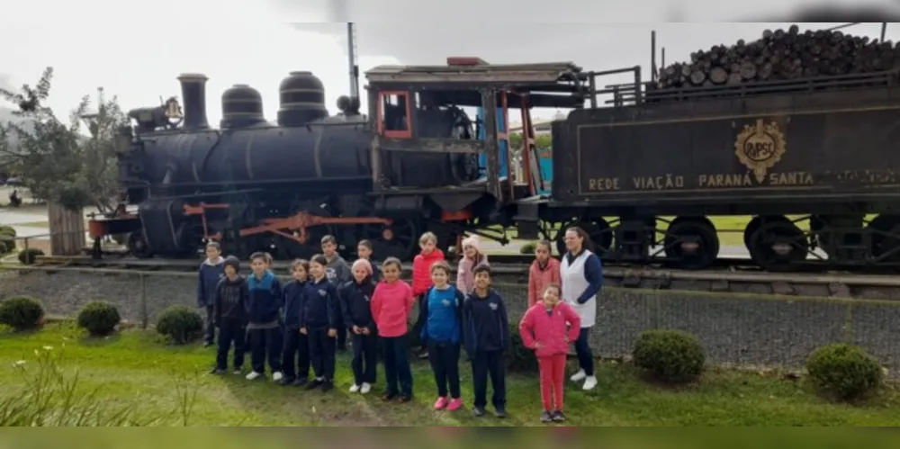 Como parte das atividades, os alunos realizaram visitas a pontos históricos e culturais de Ponta Grossa