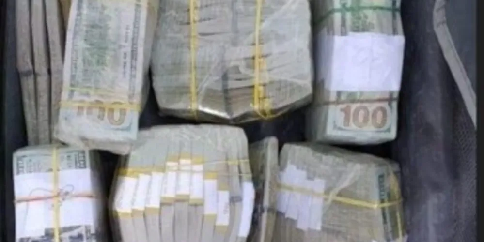 Drogas, armas e dinheiro em espécie foram apreendidos nesta quinta