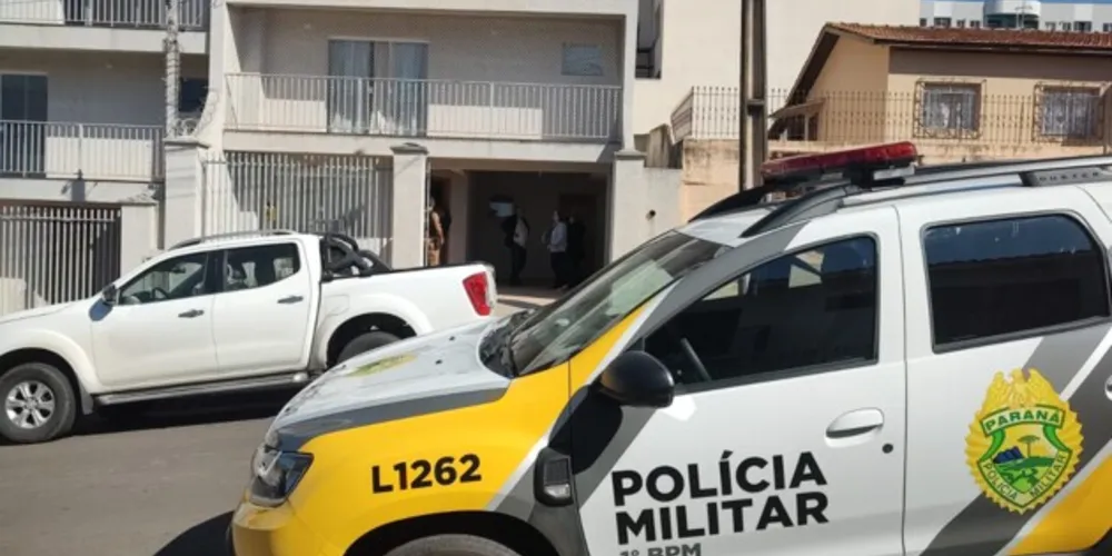 Equipes da PM, além das Polícias Civil e Científica, estão no local