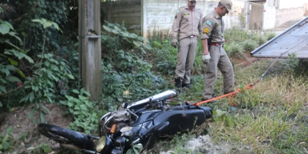 Motocicleta foi localizada em um arroio por um popular, que acionou a Polícia