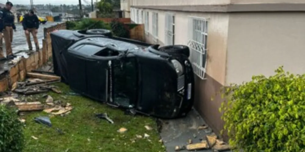 Situação aconteceu entre as ruas Prefeito Fulton Vitel Borges de Macedo e Alecrim; Camionete preta chegou a tombar e por pouco não atingiu muro da residência