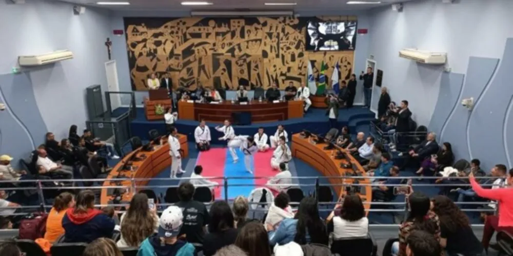 Organizado pelo Vereador Bianco, o evento reuniu cerca de 200 participantes, incluindo professores, alunos e autoridades