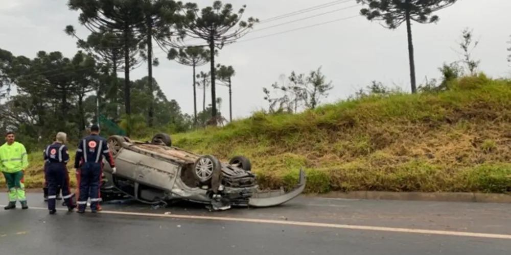 Veículo Astra chegou a capotar após motorista se perder na pista escorregadia